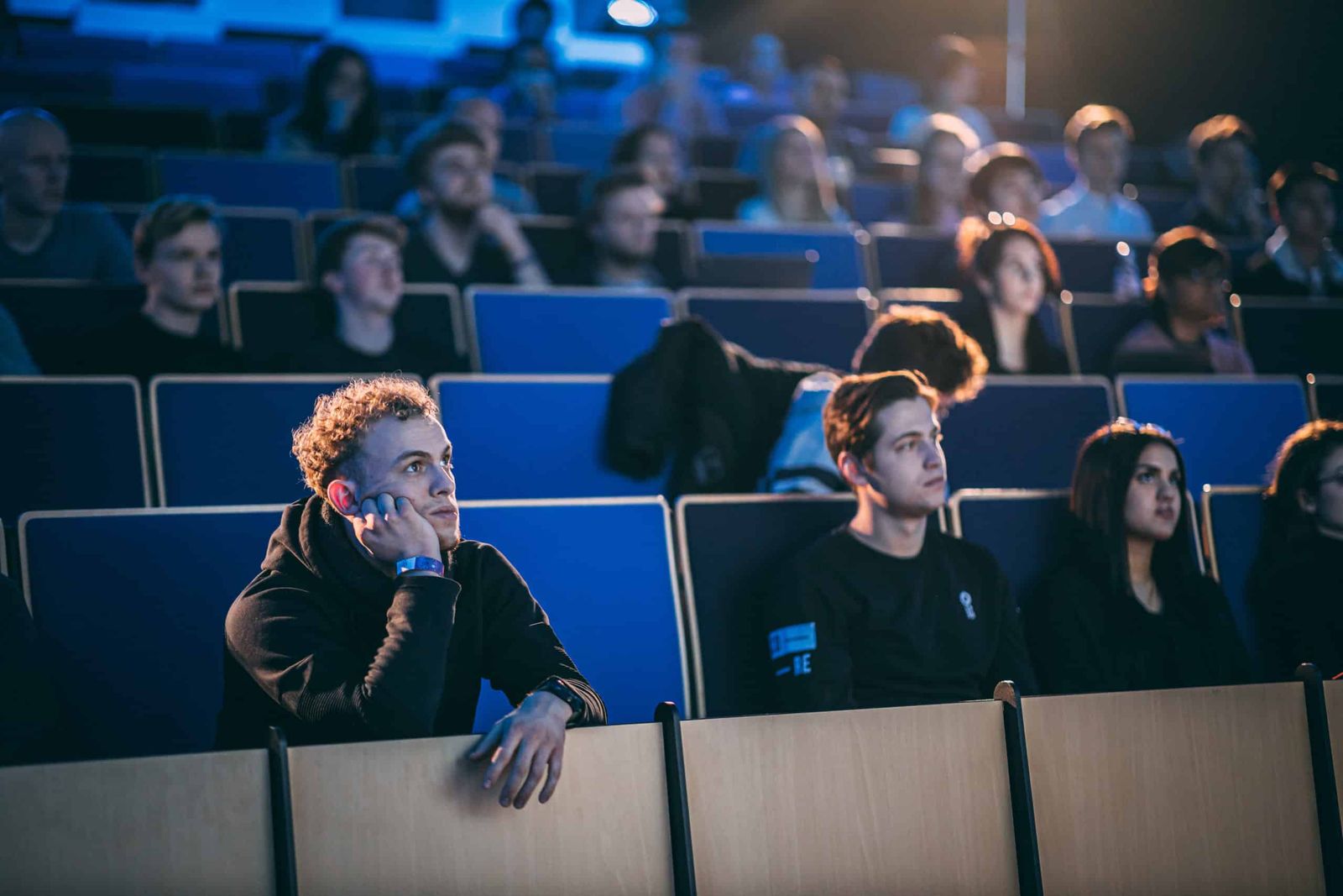 An audience of students in a lecture hall at Erasmus University Rotterdam